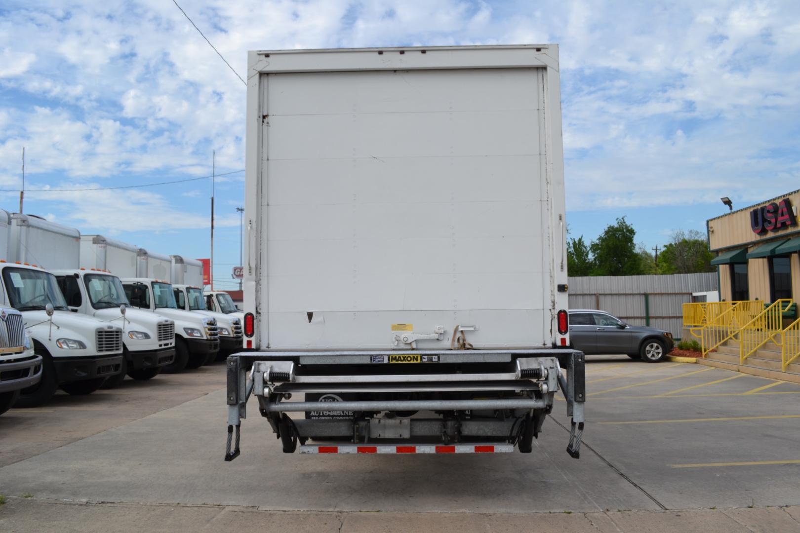 2019 WHITE /BLACK FREIGHTLINER M2-106 with an CUMMINS B6.7L 220HP engine, ALLISON 2100RDS AUTOMATIC transmission, located at 9172 North Fwy, Houston, TX, 77037, (713) 910-6868, 29.887470, -95.411903 - Photo#5